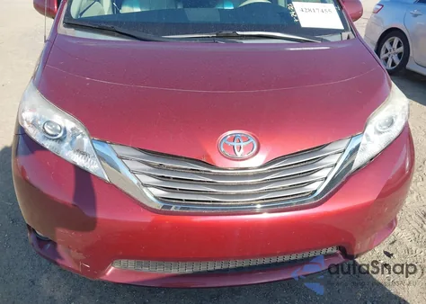 2014 Toyota Sienna Xle V6 8 Passenger z USA, uszkodzony, nr VIN 5TDYK3DC0ES472884